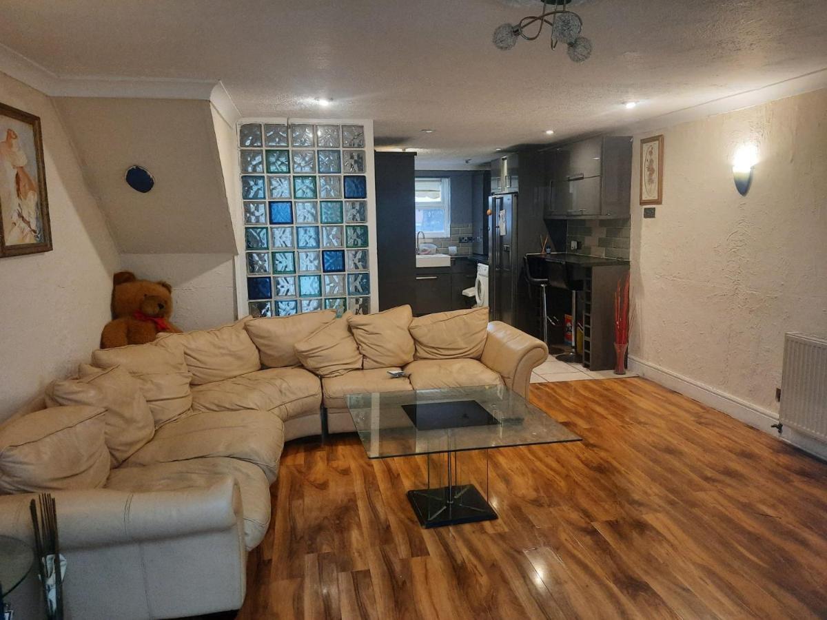 Home Away In A Close Thamesmead  외부 사진