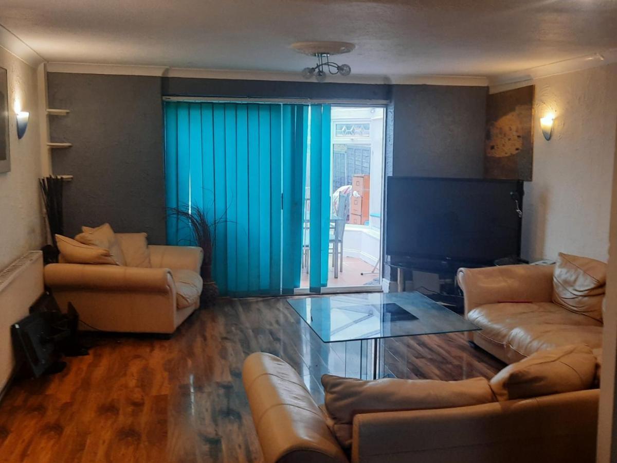 Home Away In A Close Thamesmead  외부 사진