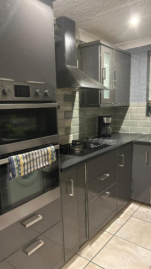 Home Away In A Close Thamesmead  외부 사진