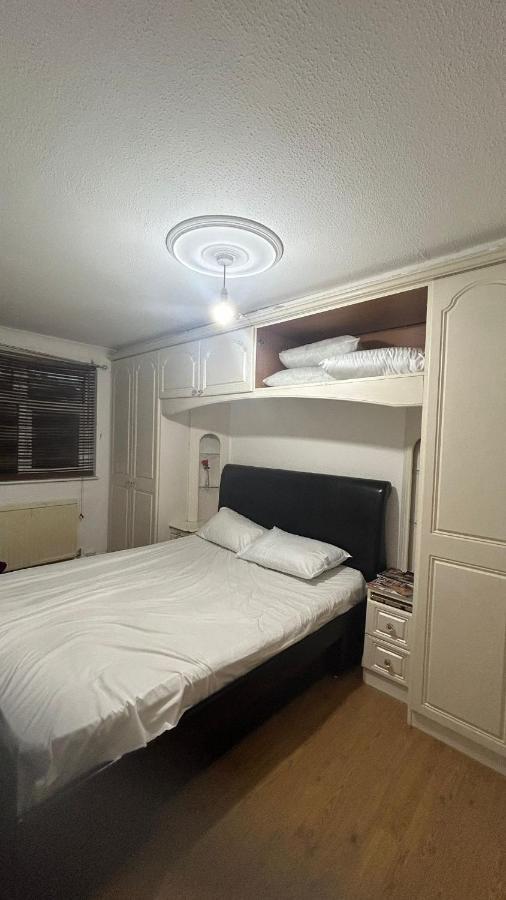 Home Away In A Close Thamesmead  외부 사진