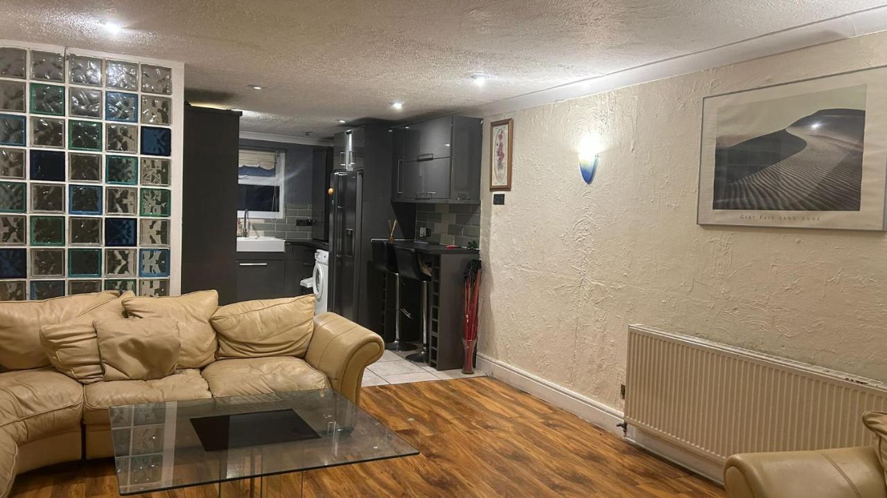 Home Away In A Close Thamesmead  외부 사진