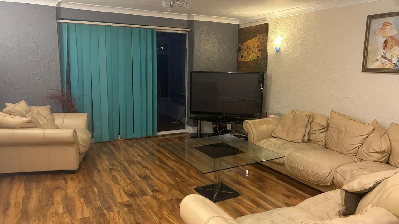 Home Away In A Close Thamesmead  외부 사진