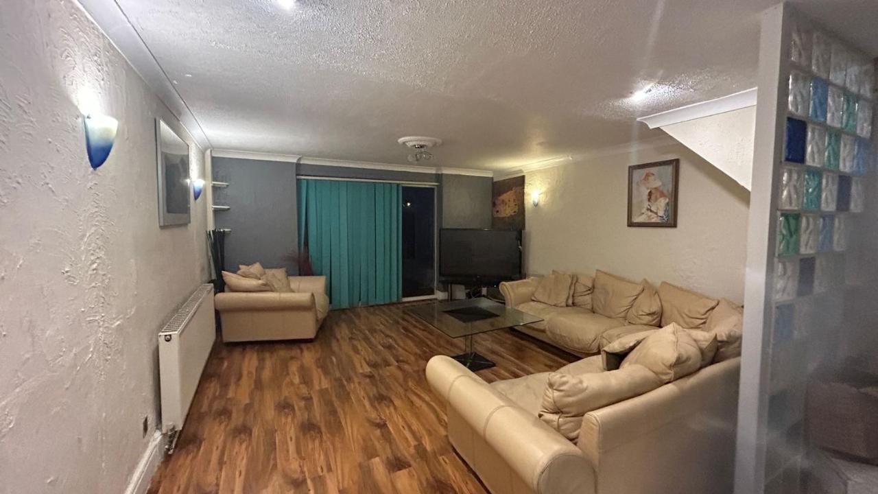 Home Away In A Close Thamesmead  외부 사진